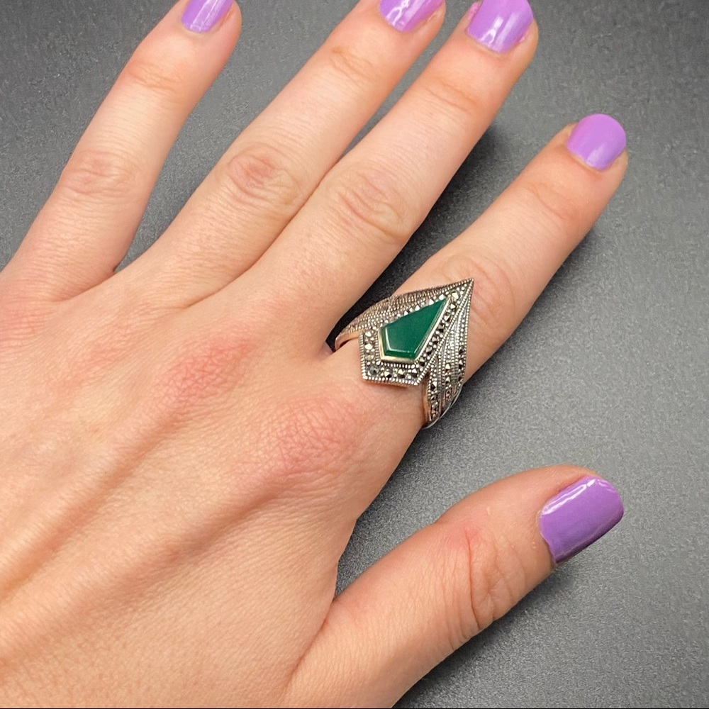 Sterling Silver Pointer Ring with Emerald Green Stone - Picture 15 of 16